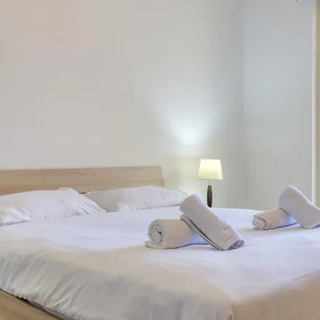 Seafront Apt, In The Centre Of Sliema, Opp By 360 Estates * סליאמה