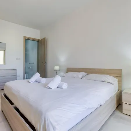 Apartament Seafront Apt, In The Centre Of Sliema, Opp By 360 Estates *