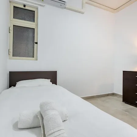 Apartament Seafront Apt, In The Centre Of Sliema, Opp By 360 Estates