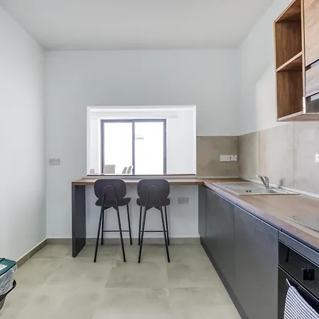 Seafront Apt, In The Centre Of Sliema, Opp By 360 Estates 슬리에마